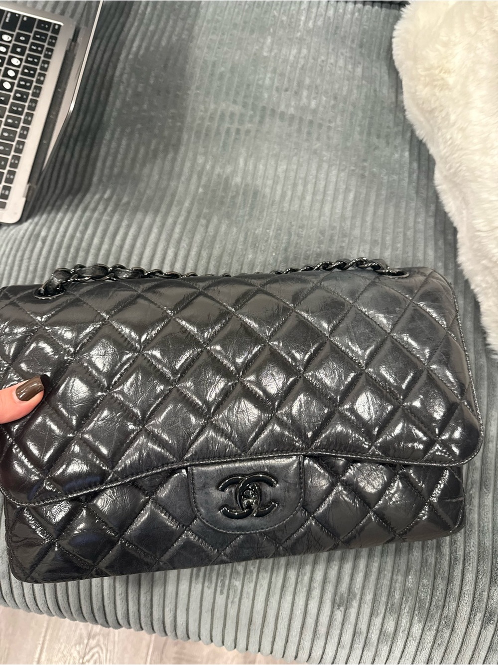 CHANEL Black Quilted Shoulder Bag with Chain Strap - Picture 3 of 7
